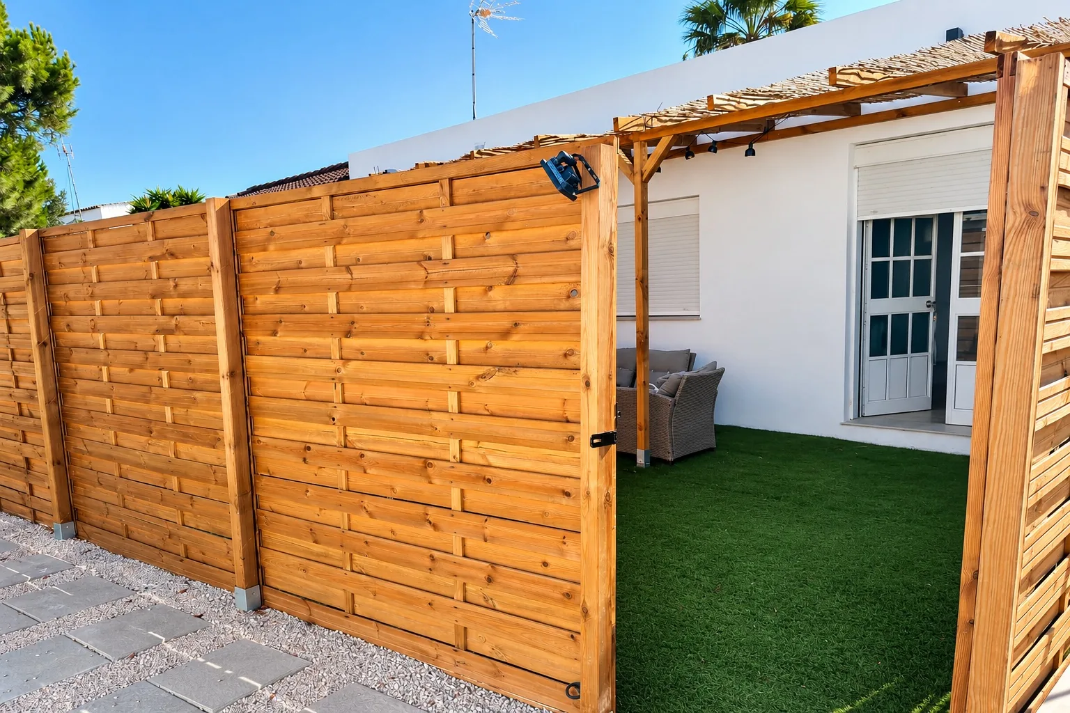Acceso exterior a una suite.