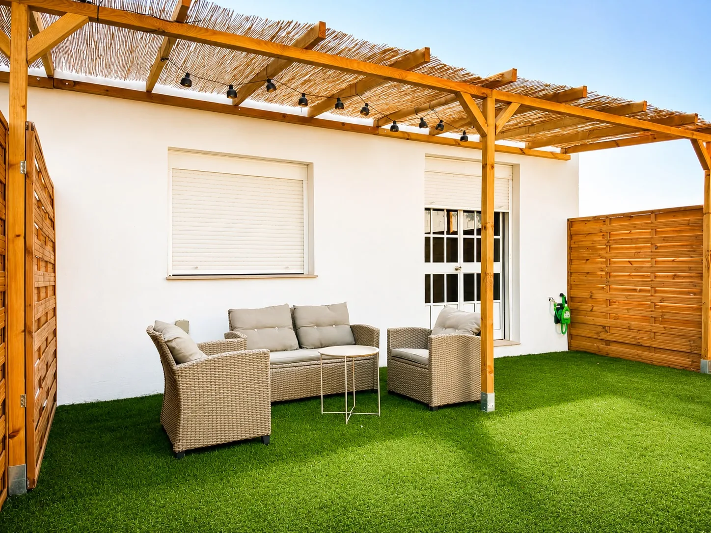 Pérgola y mobiliario exterior.
