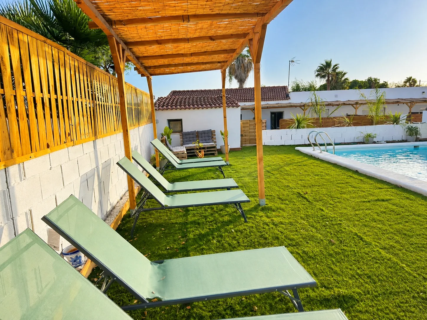 Zona de descanso junto a la piscina.