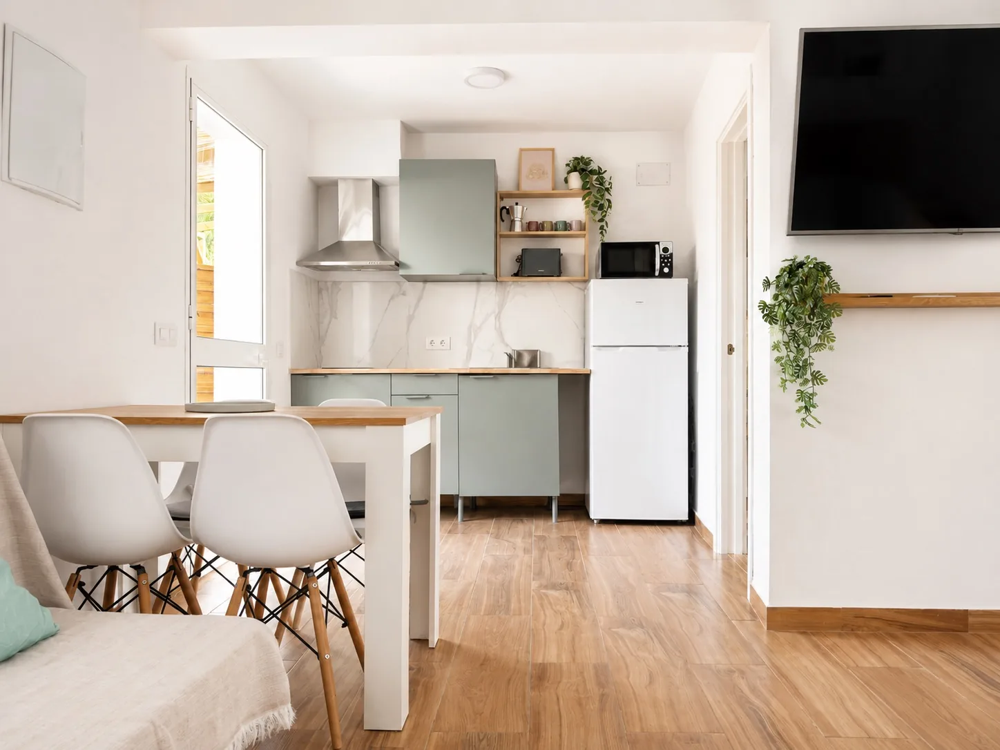 Cocina y comedor dentro de la suite.