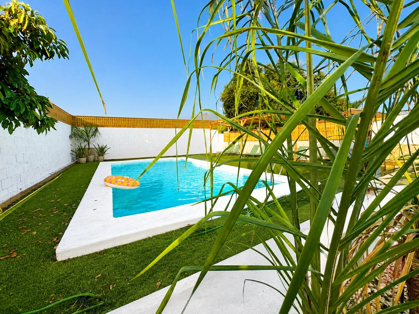 Piscina integrada en el exterior.